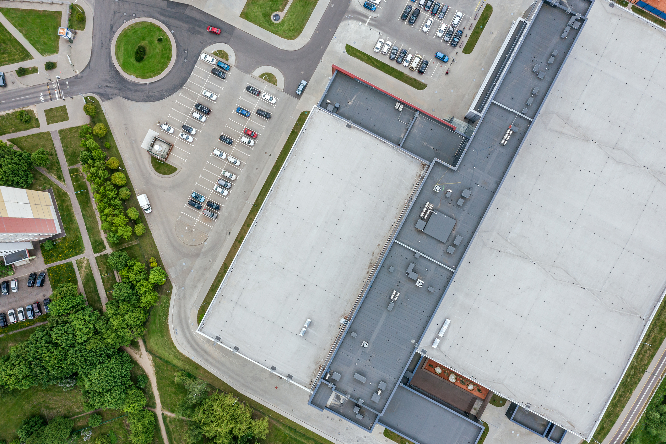How do I know if my commercial roof needs repaired or replaced?